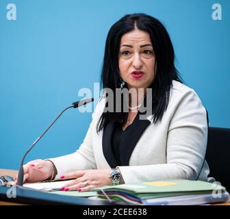 Berlino, Germania. 01 settembre 2020. Dilek Kalayci (SPD), senatore berlinese per la Salute, interviene alla conferenza stampa dopo la riunione del Senato di Berlino. In precedenza, il governo statale aveva affrontato, tra l'altro, la crisi di Corona e le manifestazioni dello scorso fine settimana. Credit: Bernd von Jutrczenka/dpa/Alamy Live News Foto Stock