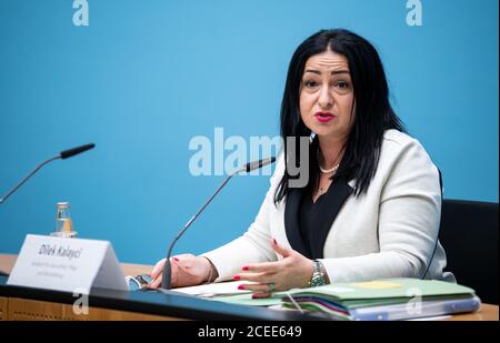 Berlino, Germania. 01 settembre 2020. Dilek Kalayci (SPD), senatore berlinese per la Salute, interviene alla conferenza stampa dopo la riunione del Senato di Berlino. In precedenza, il governo statale aveva affrontato, tra l'altro, la crisi di Corona e le manifestazioni dello scorso fine settimana. Credit: Bernd von Jutrczenka/dpa/Alamy Live News Foto Stock