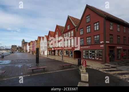 Le facciate delle vecchie case nel quartiere storico della città Bryggen nella città di Bergen, Norvegia in una giornata di sole Foto Stock