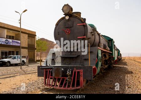 Ferrovia di Hejaz. Un vecchio treno turco a vapore utilizzato nel film Lawrence d'Arabia si trova nel deserto Saudita di Wadi Rum, Giordania Foto Stock