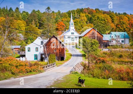 Waits River Village, Vermont, USA with autumn foliage. Foto Stock
