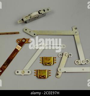 Cerniera, serratura infrangibile e accessori per porte in acciaio. Sistema di serratura decorativa in acciaio. Foto Stock