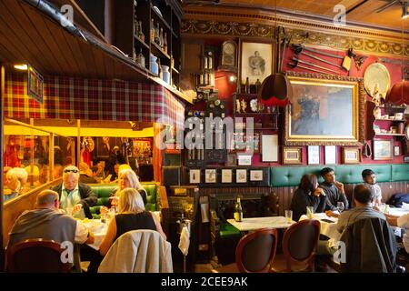 Pub di Edimburgo; persone che mangiano e bevono nel Canny Mans, un pub e ristorante con interni insoliti, Edimburgo, Scozia Regno Unito Foto Stock