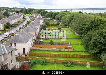 Case semi-indipendenti e giardini di Edimburgo vicino al Firth of Forth, Edimburgo Scozia Regno Unito Foto Stock