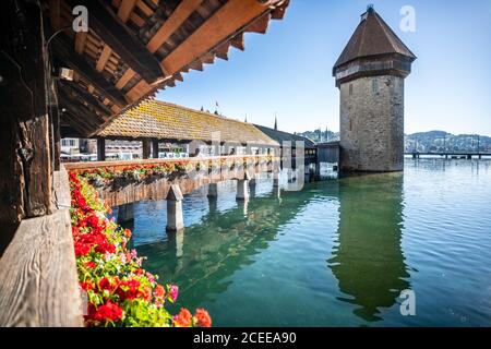 Lucerna Svizzera , 30 giugno 2020 : Ponte della Cappella con vista dei fiori e cielo blu a Lucerna Svizzera Foto Stock