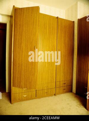 Decorazione per ufficio realizzata con materiale laminato di tipo legno. Foto Stock