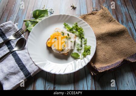 Uova e pane con condimenti con uova in camicia e pancetta. Foto Stock