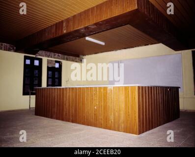 Decorazione per ufficio realizzata con materiale laminato di tipo legno. Foto Stock