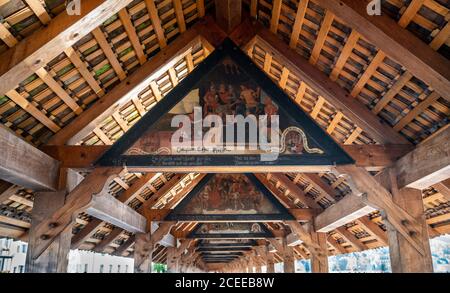 Lucerna Svizzera , 30 giugno 2020 : Vista ravvicinata di dipinti storici sotto il tetto della Cappella ponte coperto o Kapellbrucke a Lucerna Svizzeran Foto Stock