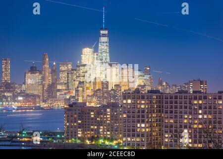 New York, New York, Stati Uniti, nello skyline di Lower Manhattan di notte dal New Jersey. Foto Stock
