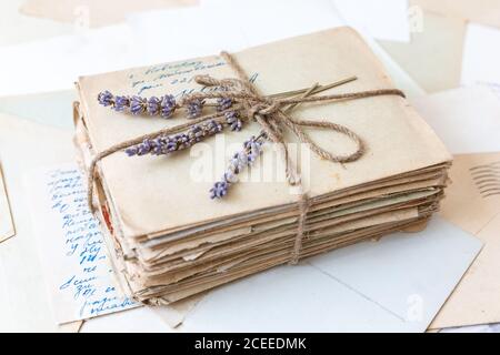 Sfondo vintage con vecchie lettere, carta e foto. Lettere e buste retrò. Foto Stock