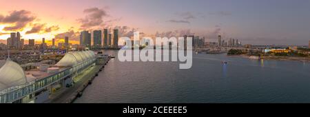 Tramonto su Miami dal terminal delle navi da crociera Foto Stock