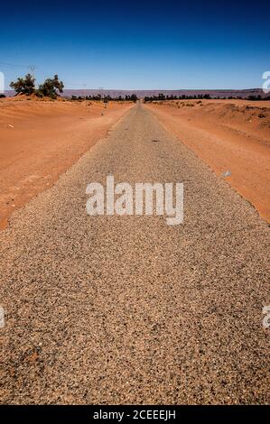 Strada attraverso il deserto in Marocco Foto Stock
