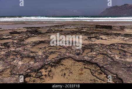 Costa Nord di Lanzarote, Isole Canarie, Caleta de Famara, scogliere di Famara sullo sfondo Foto Stock