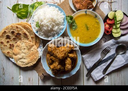 Vista dall'alto di un pasto indiano completo con ingredienti vegetali e non vegetariani. Foto Stock
