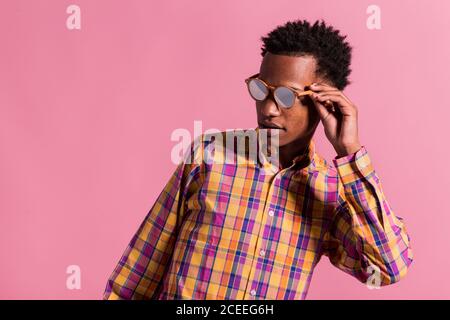 Elegante uomo hipster in occhiali da sole e camicia Foto Stock