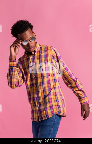 Elegante uomo hipster in occhiali da sole e camicia Foto Stock