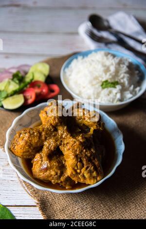 Primo piano di ali di pollo fritte con riso e insalata Preparato in stile indiano Foto Stock