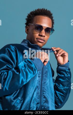 uomo nero anonimo in abito blu Foto Stock