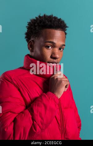 Uomo alla moda con cappotto e cuffie Foto Stock