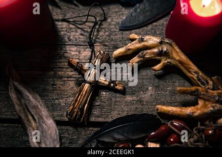 Voodoo scuro o vodun rituale con marionetta, piedi di corvo´s e orecchio di coniglio, stregoneria africana e religione Foto Stock