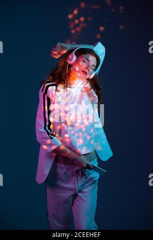 Donna che ama la musica con lo smartphone Foto Stock