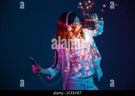 Donna che ama la musica con lo smartphone Foto Stock