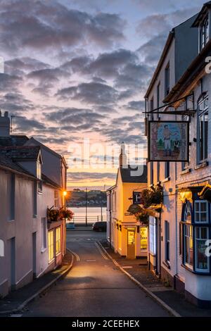 Il primo giorno di settembre i primi raggi di sole illuminano 'il Champ' in Meeting Street, nel villaggio costiero di Appletore, Devon del Nord. Foto Stock