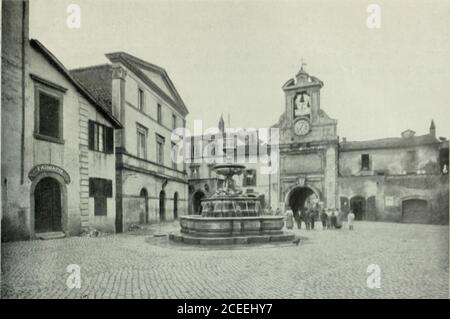 . Collezione di monografie. SUTRI - PIAZZA DELLA ROCCA. (Punto I. darti grafiche). Stiano come entrando in queste chiese sotterranee di Sutri, ora sepolte sotto il pevi-mento di altre, ora albergate nell'accattamento strano e tenebroso di antiche tombeetnische. La cristiana di S. M. Assunta è un bellesempio del genere ; sembra in essa siatutto raccolto lo spirito dellantica religione cristiana; triste e vari. Le colonniche la sorreggono sono compagnate, ma tutte le stille romanico.. SitUI - PIAZZA Vllliil.Kt EMANUELE. Foto Stock