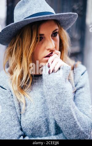Ritratto di giovane bionda pensivo Donna con cappello nelle strade di Madrid, Spagna Foto Stock