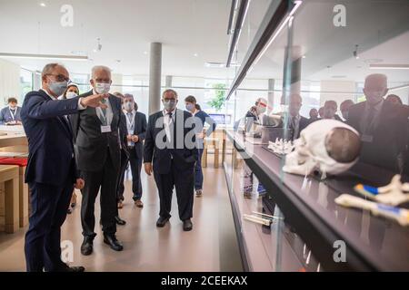 Tuttlingen, Germania. 01 settembre 2020. Durante il suo tour estivo, Winfried Kretschmann (Bündnis 90/Die Grünen, 2° da sinistra), Ministro Presidente del Baden-Württemberg, si trova in uno showroom KLS Martin e mostra i prodotti dell'azienda di tecnologia medica. La sera prima, Kretschmann fu coinvolto in un incidente sull'autostrada A81 e la continuazione del suo tour estivo, durato diversi giorni, a volte era discutibile. Credit: Philippe von Ditfurth/dpa/Alamy Live News Foto Stock