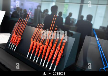 Tuttlingen, Germania. 01 settembre 2020. Gli strumenti chirurgici sono esposti in una vetrina in uno showroom della società di tecnologia medica KLS Martin, mentre la delegazione del tour estivo del primo ministro del Baden-Württemberg, Kretschmann (Bündnis 90/Die Grünen), si riflette nel vetro della vetrina. La sera prima, Kretschmann fu coinvolto in un incidente sull'autostrada A81 e la continuazione del suo tour estivo, durato diversi giorni, fu temporaneamente in dubbio. Credit: Philippe von Ditfurth/dpa/Alamy Live News Foto Stock