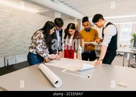 Team Office che lavora con progetti Foto Stock