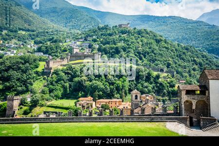 Bellinzona tre castelli vista con parete di Castelgrande e panorama Di Montebello e Sasso Corbaro a Bellinzona Ticino Svizzera Foto Stock