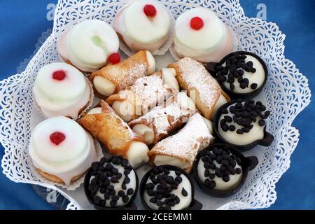 Assortimento di dolci italiani pronti per essere gustati. Cassata siciliana, cannoli siciliani Foto Stock