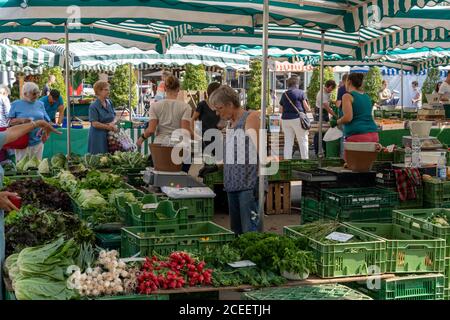 Esslingen, BW / Germania - 22 luglio 2020: La gente apprezza l'acquisto di cibo presso il mercato agricolo settimanale nella piazza della città di Esslingen, sul Neckar Foto Stock