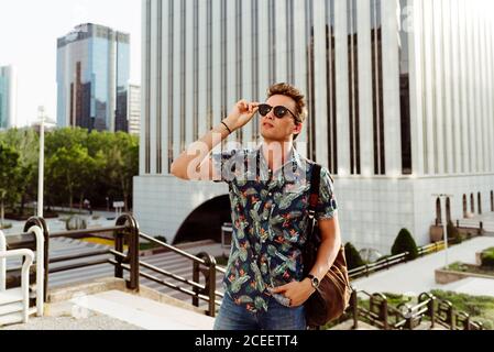 Giovane turista a piedi sulla strada Foto Stock