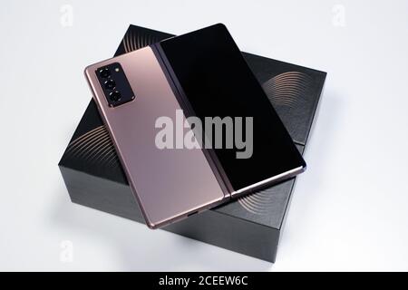 RIGA, SETTEMBRE 2020 - lo smartphone Android Samsung Galaxy Z Fold2 5G, lanciato di recente, viene visualizzato per scopi editoriali. Foto Stock