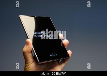 RIGA, SETTEMBRE 2020 - lo smartphone Android Samsung Galaxy Z Fold2 5G, lanciato di recente, viene visualizzato per scopi editoriali. contrasto elevato, messa a fuoco superficiale ef Foto Stock