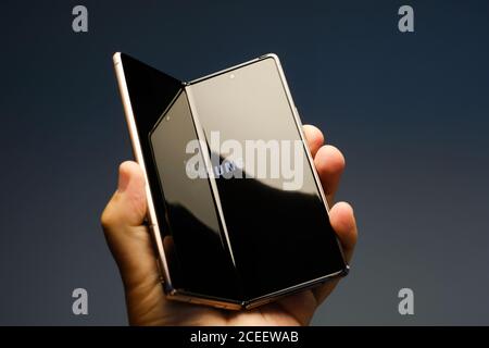 RIGA, SETTEMBRE 2020 - lo smartphone Android Samsung Galaxy Z Fold2 5G, lanciato di recente, viene visualizzato per scopi editoriali. contrasto elevato, messa a fuoco superficiale ef Foto Stock