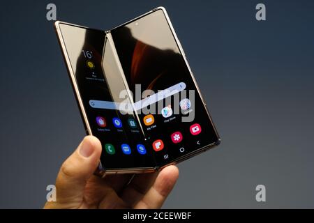 RIGA, SETTEMBRE 2020 - lo smartphone Android Samsung Galaxy Z Fold2 5G, lanciato di recente, viene visualizzato per scopi editoriali. contrasto elevato, messa a fuoco superficiale ef Foto Stock