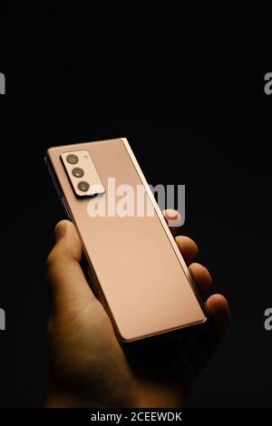 RIGA, SETTEMBRE 2020 - lo smartphone Android Samsung Galaxy Z Fold2 5G, lanciato di recente, viene visualizzato per scopi editoriali. contrasto elevato, messa a fuoco superficiale ef Foto Stock