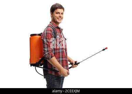 Giovane agricoltore maschio spruzzando un disinfettante isolato su fondo bianco Foto Stock