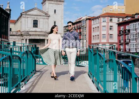 Elegante giovane uomo e donna a piedi sulla strada della città vecchia. Foto Stock