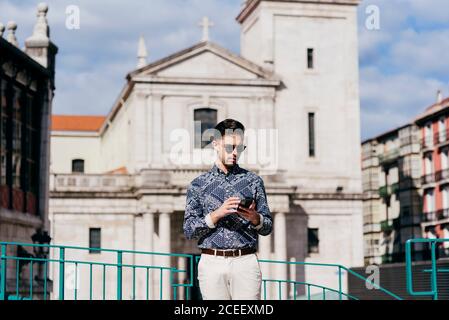 Bell'uomo con telefono sulla strada Foto Stock