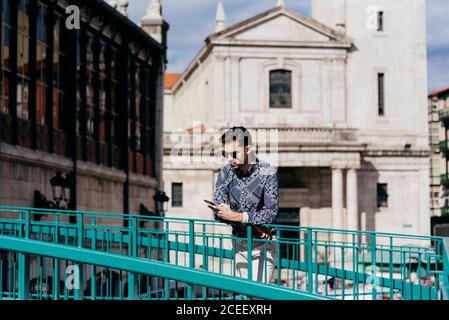 Bell'uomo che parla al telefono sulla strada Foto Stock