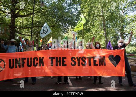 Estinzione dei manifestanti della ribellione nei pressi di Buckingham Palace nel centro di Londra, Regno Unito, il 1° settembre 2020. Il gruppo ambientale sta pianificando una settimana di azioni di protesta nella capitale. (Foto di Claire Doherty/Sipa USA) Foto Stock