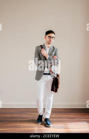 Uomo elegante con giacca casual Foto Stock