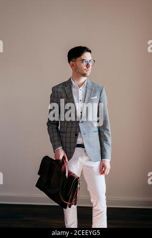 Uomo elegante con giacca casual Foto Stock