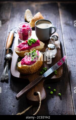 Sandwich con barbabietola e ceci.Paste di verdure.cibo sano e drink.stile country. Foto Stock